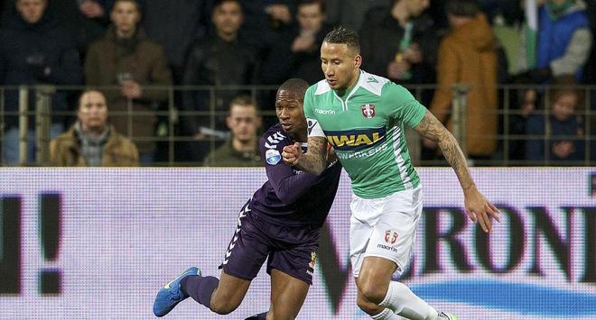 究人员对球 究人员对球