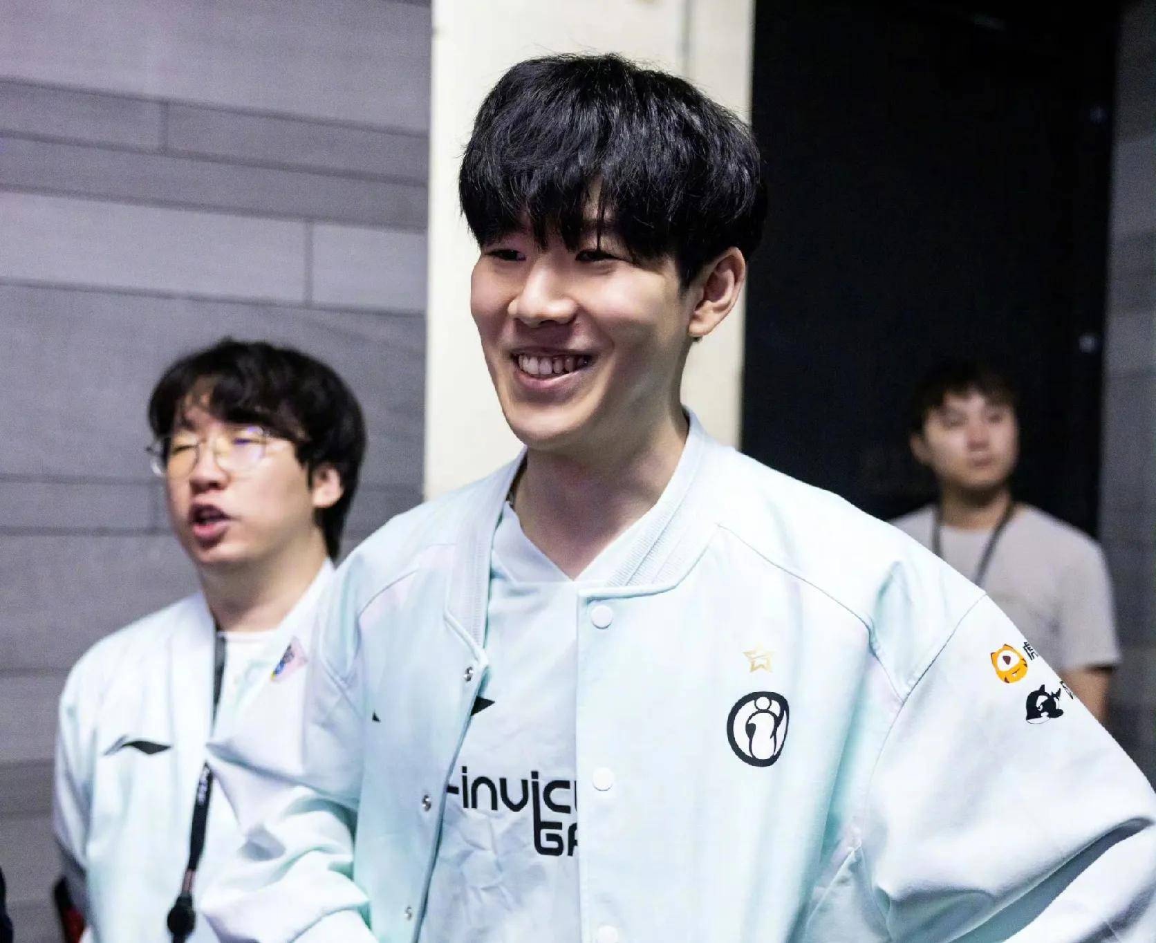 让我们更加 让我们更加